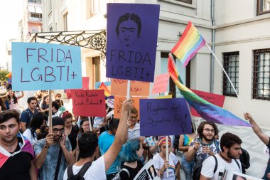 Türk Lgbt destekçileri sokan kadın giysileri karşı yürüyüş için birleştirmek grup. 