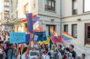 Türk Lgbt destekçileri sokan kadın giysileri karşı yürüyüş için birleştirmek grup. 