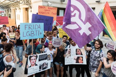 Türk Lgbt destekçileri sokan kadın giysileri karşı yürüyüş için birleştirmek grup. 