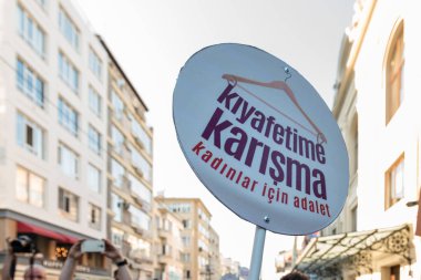 Kadıköy sokan kadın giysileri karşı kadın protestocular ralli. Kadınlar taşımak 