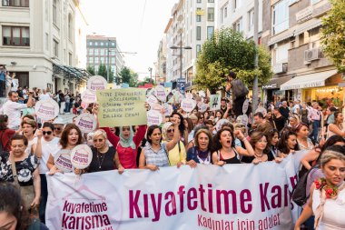Kadıköy sokan kadın giysileri karşı kadın protestocular ralli. Kadınlar taşımak 