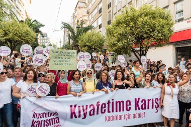 Kadıköy sokan kadın giysileri karşı kadın protestocular ralli. Kadınlar taşımak 