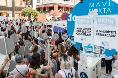 Kadıköy sokan kadın giysileri karşı kadın protestocular ralli. Kadınlar taşımak 