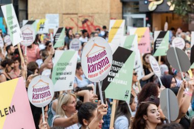 Kadıköy sokan kadın giysileri karşı kadın protestocular ralli. Kadınlar taşımak 