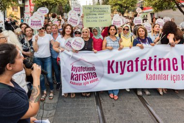 Kadıköy sokan kadın giysileri karşı kadın protestocular ralli. Kadınlar taşımak 