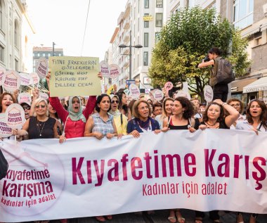 Kadıköy sokan kadın giysileri karşı kadın protestocular ralli. Kadınlar taşımak 