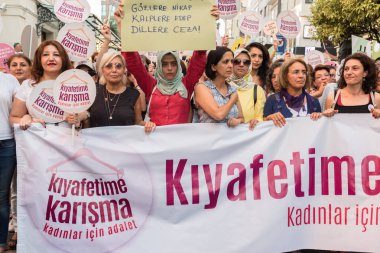 Kadıköy sokan kadın giysileri karşı kadın protestocular ralli. Kadınlar taşımak 