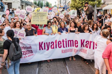 Kadıköy sokan kadın giysileri karşı kadın protestocular ralli. Kadınlar taşımak 