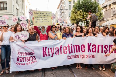 Kadıköy sokan kadın giysileri karşı kadın protestocular ralli. Kadınlar taşımak 