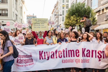 Kadıköy sokan kadın giysileri karşı kadın protestocular ralli. Kadınlar taşımak 