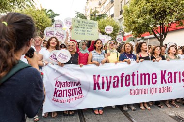 Kadıköy sokan kadın giysileri karşı kadın protestocular ralli. Kadınlar taşımak 