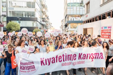 Kadıköy sokan kadın giysileri karşı kadın protestocular ralli. Kadınlar taşımak 
