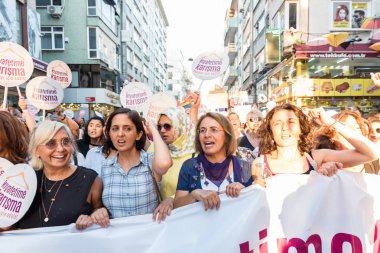 Kadıköy sokan kadın giysileri karşı kadın protestocular ralli. Kadınlar taşımak 