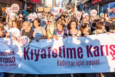 Kadıköy sokan kadın giysileri karşı kadın protestocular ralli. Kadınlar taşımak 