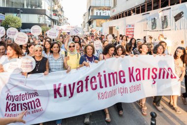 Kadıköy sokan kadın giysileri karşı kadın protestocular ralli. Kadınlar taşımak 