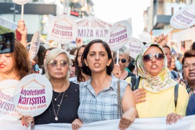 Kadıköy sokan kadın giysileri karşı kadın protestocular ralli. Kadınlar taşımak 