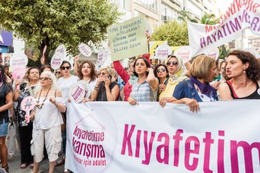 Kadıköy sokan kadın giysileri karşı kadın protestocular ralli. Kadınlar taşımak 