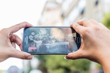Kadıköy sokan kadın giysileri karşı kadın protestocular ralli. Kadınlar taşımak 
