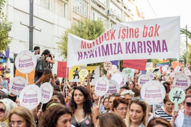 Kadıköy sokan kadın giysileri karşı kadın protestocular ralli. Kadınlar taşımak 