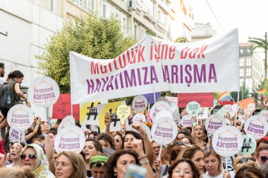 Kadıköy sokan kadın giysileri karşı kadın protestocular ralli. Kadınlar taşımak 