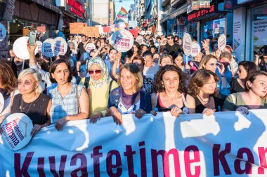 Kadıköy sokan kadın giysileri karşı kadın protestocular ralli. Kadınlar taşımak 