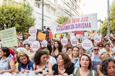 Kadıköy sokan kadın giysileri karşı kadın protestocular ralli. Kadınlar taşımak 
