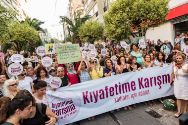 Kadıköy sokan kadın giysileri karşı kadın protestocular ralli. Kadınlar taşımak 