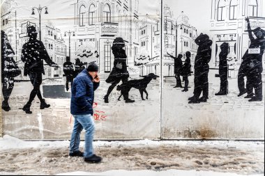 Türkiye, Istanbul, 07 Ocak 2017: istiklal sokak ağır kar yağışı Istanbul, Türkiye'de yürürken Tanımlanamayan kişi