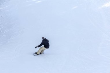 Erkek snowboard kayak pisti üzerinde taze beyaz karda güneşli kış gününde Uludağ dağ Bursa,Turkey.Copy uzayda snowboard.
