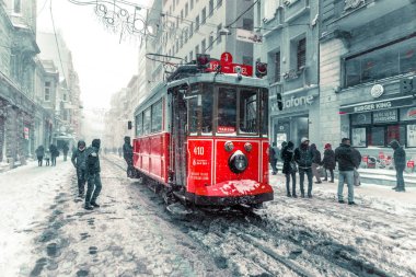 Nostaljik kırmızı tramvay ve insanların günlük yaşamda Beyoglu,Istanbul,Turkey.07, popüler Istiklal Caddesi'nde Ocak 2017 kar yağışı sırasında kış görünümü