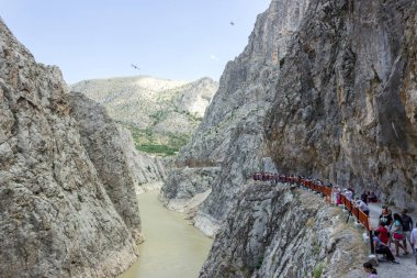 Kimliği belirsiz kişi Kemaliye Town (Egiin), Erzincan, Türkiye'nin karanlık kanyonda izle