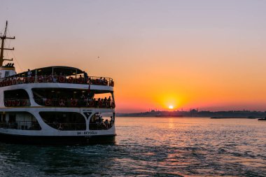 Siluet gün batımı görünümü Kadıköy Bölge'den Istanbul 'un Avrupa Yakası ve Boğaziçi. Türkiye, Istanbul, 29 Temmuz 2017
