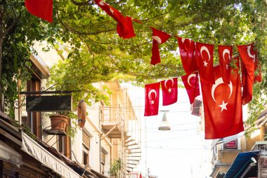 Türk bayrağı ve Kadıköy popüler sokakları nerede yürüyen insanları seviyorum ve ziyaret ettiğiniz görünümü. Kadıköy Istanbul 'un büyük popüler ve kozmopolit ilçelerinden biridir.