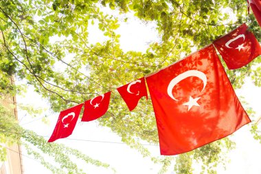 Türk bayrağı ve Kadıköy popüler sokakları nerede yürüyen insanları seviyorum ve ziyaret ettiğiniz görünümü. Kadıköy Istanbul 'un büyük popüler ve kozmopolit ilçelerinden biridir.