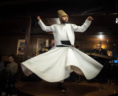 Kimliği belirsiz Türk derviş adam Mevlevi, Sama tören göstermelik bir kafede Istanbul,Turkey.05 Mayıs 2018 gerçekleştirir