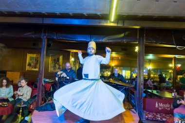 Kimliği belirsiz Türk derviş adam Mevlevi, Sama tören göstermelik bir kafede Istanbul,Turkey.05 Mayıs 2018 gerçekleştirir