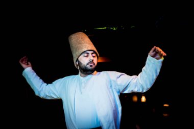 Kimliği belirsiz Türk derviş adam Mevlevi, Sama tören göstermelik bir kafede Istanbul,Turkey.05 Mayıs 2018 gerçekleştirir