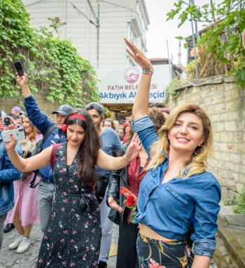 Hıdırellez Festival.It kutlamak için belirsiz bir kadın danslar ve Türk dünyada kutlanan baharın gelişini anlamına gelir. Istanbul,Turkey.05 Mayıs 2018