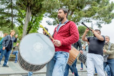 Kimliği belirsiz Türkiye Erkekler Zurna(clarion) ve dru gerçekleştirmek