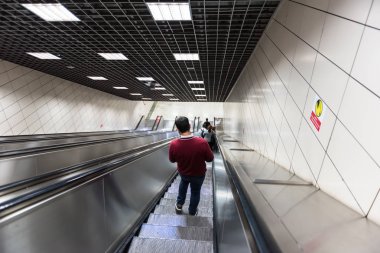 Kimliği belirsiz kişi Marmaray tren metro metro,Istanbul,Turkey.15 içinde Ekim, 201 erişmek için yürüyen merdiven kullanır