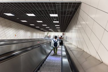 Kimliği belirsiz kişi Marmaray tren metro metro,Istanbul,Turkey.15 içinde Ekim, 201 erişmek için yürüyen merdiven kullanır