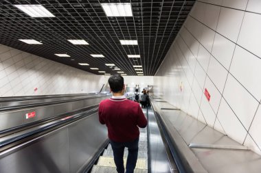 Kimliği belirsiz kişi Marmaray tren metro metro,Istanbul,Turkey.15 içinde Ekim, 201 erişmek için yürüyen merdiven kullanır