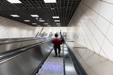 Kimliği belirsiz kişi Marmaray tren metro metro,Istanbul,Turkey.15 içinde Ekim, 201 erişmek için yürüyen merdiven kullanır
