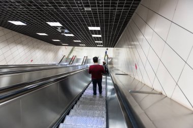 Kimliği belirsiz kişi Marmaray tren metro metro,Istanbul,Turkey.15 içinde Ekim, 201 erişmek için yürüyen merdiven kullanır