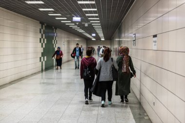 Marmaray tren metro metro,Istanbul,Turkey.15 içinde Ekim, 2017 erişmek için kimliği belirsiz kişi yürüyüş