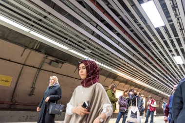 Ekim, 2017 Marmaray trenin metro metro,Istanbul,Turkey.15 içinde kimliği belirsiz kişi beklerdim