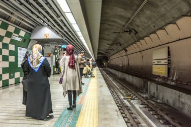 Ekim, 2017 Marmaray trenin metro metro,Istanbul,Turkey.15 içinde kimliği belirsiz kişi beklerdim