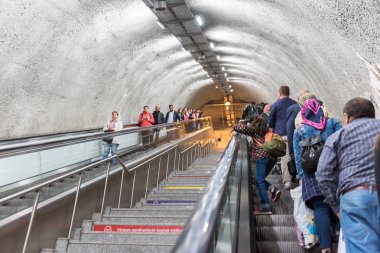 Kimliği belirsiz insanlar yürüyen merdiven Metrobus, Subway,Istanbul,Turkey.15 Ekim, 201 toplu taşıma sisteminin bir parçasıdır erişmek için kullanın