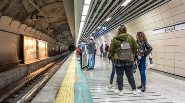 Ekim, 2017 Marmaray trenin metro metro,Istanbul,Turkey.15 içinde kimliği belirsiz kişi beklerdim
