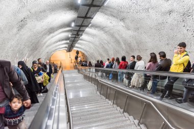 Kimliği belirsiz insanlar yürüyen merdiven Metrobus, Subway,Istanbul,Turkey.15 Ekim, 201 toplu taşıma sisteminin bir parçasıdır erişmek için kullanın